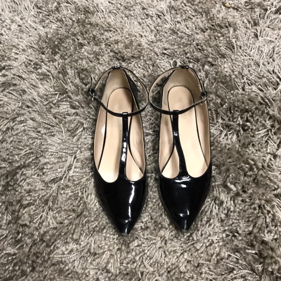 nine west t strap flats